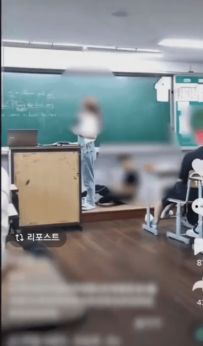수업 중 교단에 드러누워 스마트폰을 보고 있는 학생 /사진=온라인 커뮤니티