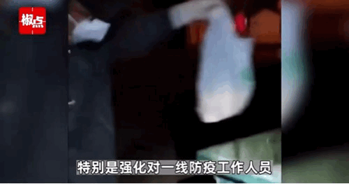 중국에서 한 방역요원이 봉쇄 조치된 도시의 쌀과 계란을 폐기하고 있다./사진=하오칸쉬핀