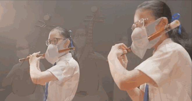 10월1일 중국 국경절을 앞두고 홍콩 당국이 공개한 영상에 이중 마스크를 쓴 플루트 연주자들이 등장했다./사진=트위터