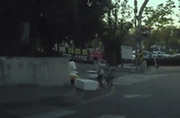 성인 남성이 무너뜨리고 간 쓰레기더미를 대신 정리하는 인천의 한 어린이 / 영상=온라인 커뮤니티 보배드림