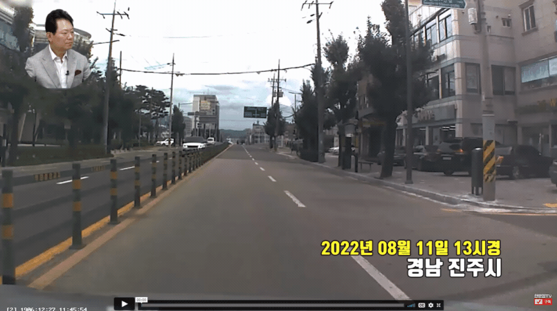 안전모를 쓰지 않은 채 전동킥보드에 올라탄 남성 2명이 왕복 6차선 도로를 가로지르는 아찔한 상황이 공개됐다. /사진=유튜브 한문철TV 