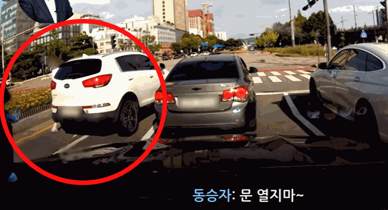 지난달 18일 오후 4시쯤 한 남성이 무매너 끼어들기 행위에 경적을 울렸다는 이유로 신호 대기 중 차량에서 내려 상대 운전자의 차량에 주먹을 내리쳤다./사진=한문철TV