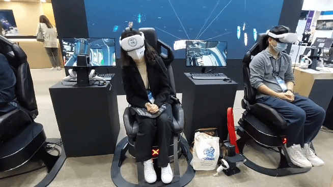 기자가 수리온 VR조종훈련장비 후방객실 모션 체어에 앉아서 비행을 체험하는 모습/사진=최민경 기자