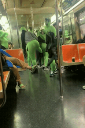 형광 '쫄쫄이'를 입은 여성 강도단이 10대 여학생 2명을 폭행하고 있는 모습 /사진=트위터 