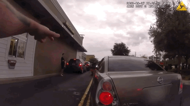 경찰에 포위되자 1살 아들을 '인간 방패' 삼은 미국의 20대 남성 /영상=유튜브 채널 'PoliceActionVideo'