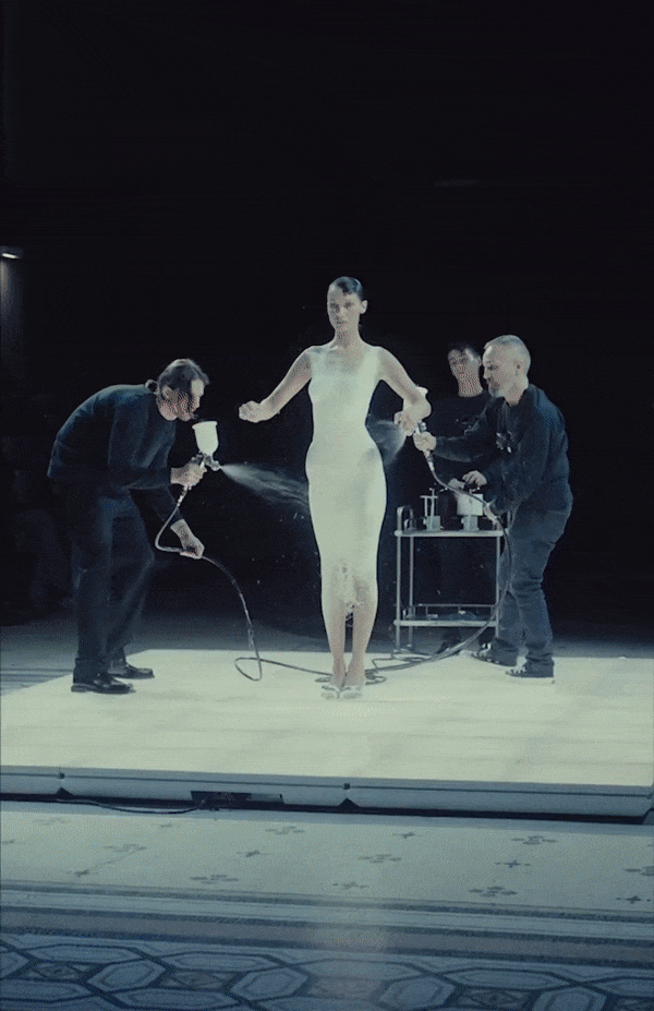 지난달 30일(현지 시간) 파리 패션위크에서 패션 브랜드 코프레니가 선보인 스프레이 드레스 /영상=코페르니 인스타그램 캡처