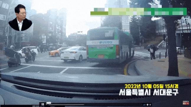 우회전 중 보행자 신호에 정차했다가 '정차 금지지대 침범'을 이유로 범칙금을 부과 받는 상황 /사진=유튜브 채널 한문철TV 