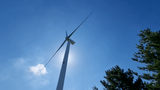 제주 동복·북촌 풍력발전단지의 풍력발전기가 돌아가는 모습/사진=최민경 기자