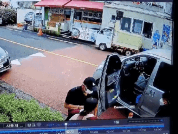 지난해 9월18일 오전 6시40분쯤 중국인 불법 체류자인 A씨(42·왼쪽)와 B씨(35)가 중국인 불법 체류자인 40대 여성 피해자 C씨를 납치하고 있다.(제주서부경찰서 제공)/사진=뉴스1