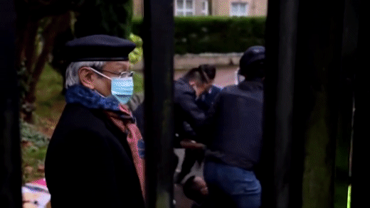 지난 16일(현지시각) 영국 주재 총영사관 앞에서 시위를 한 남성이 영사관으로 끌려들어가고 있다./로이터=뉴스1