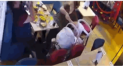 지난 10일 영국 버킹엄셔주 밀턴 케인즈에 있는 한 식당에서 여성이 음식값을 내지 않기 위해 약 27만원어치 음식에 몰래 비닐을 넣는 일이 벌어졌다./사진=트위터