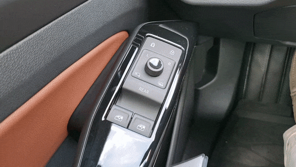 폭스바겐 ID.4의 2열 창문을 작동하는 모습/사진=이강준 기자