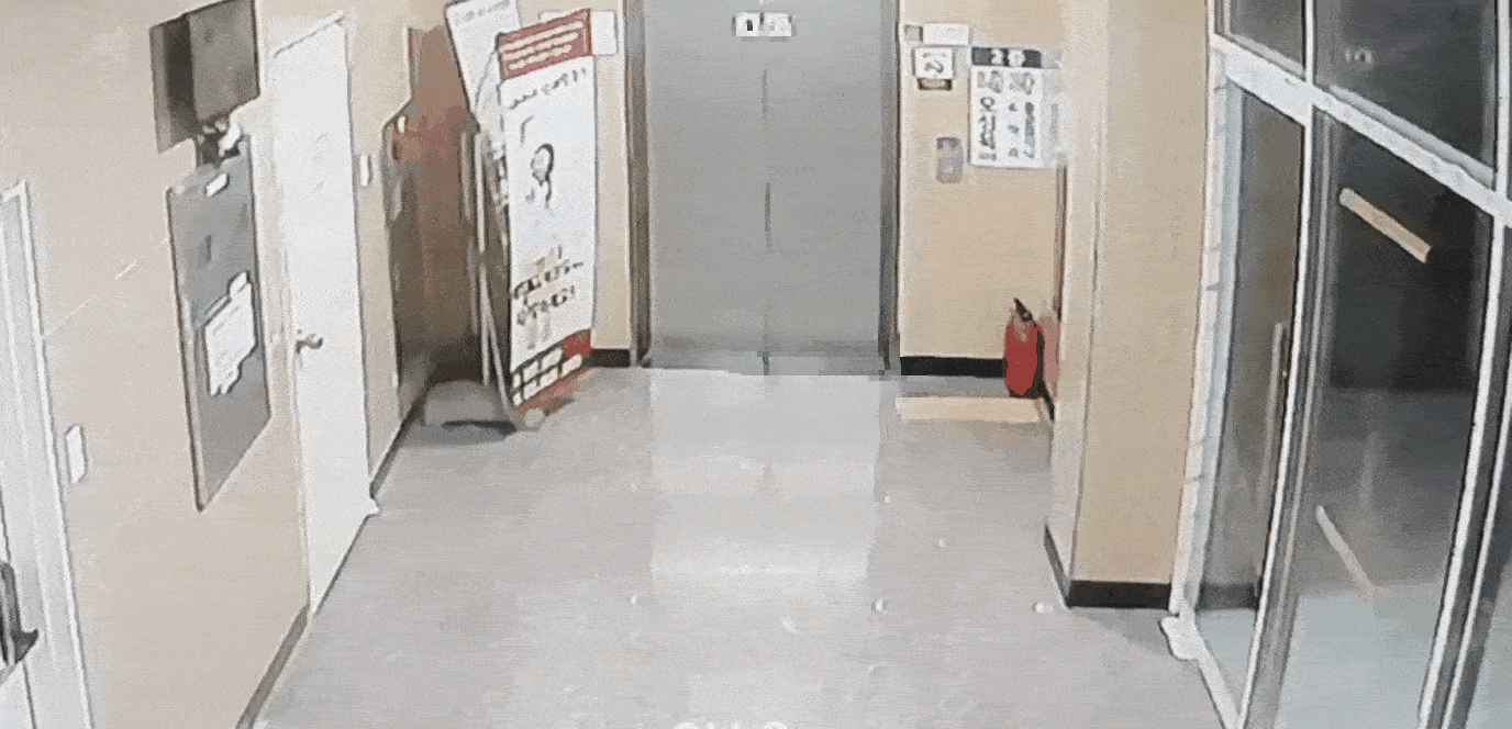 25일 밤 10시40분쯤 경기 광명시 소하동의 상가 건물 1층 폐쇄회로(CC)TV에 포착된 40대 남성 A씨의 모습. A씨는 같은 날 저녁 8시쯤 자신의 아내와 두 아들을 살해하고 밤 9시쯤 이 건물 PC방에 들렀다./영상=독자 제공