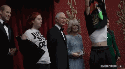 지난 24일 오전 10시50분쯤 영국 런던 마담 투소 박물관에서 기후단체 '저스트 스톱 오일' 소속 운동가 2명이 전시된 찰스 국왕의 밀랍 인형에 초콜릿 케이크를 던졌다./사진=트위터