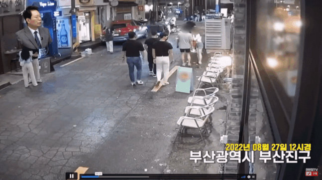 주행 중인 오토바이에 한 여성이 부딪히는 모습 /사진=유튜브 한문철 TV