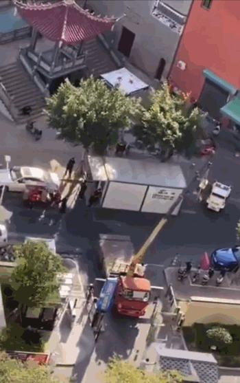 '제로코로나' 정책을 고수하며 코로나19 확진자를 크레인으로 옮기는 중국 / 영상=트위터