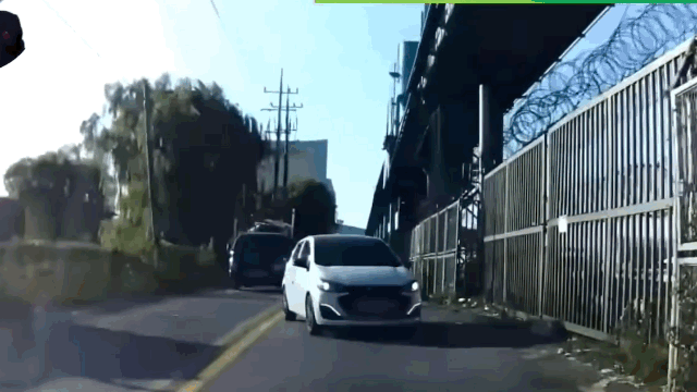 혼자 벽에 충돌한 후 서 있던 차까지 들이받고는 아무 조처 없이 현장에서 사라진 스파크 차량 / 영상=유튜브 채널 '한문철TV'