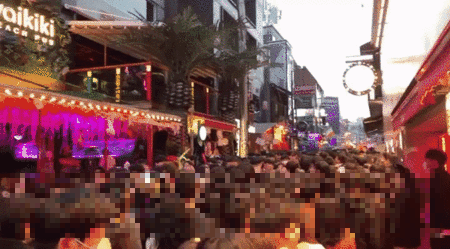 29일 오후, 사고가 일어난 골목 바로 인근에서 시민들이 등에 떠밀려 움직이고 있다. /사진=김도엽 기자