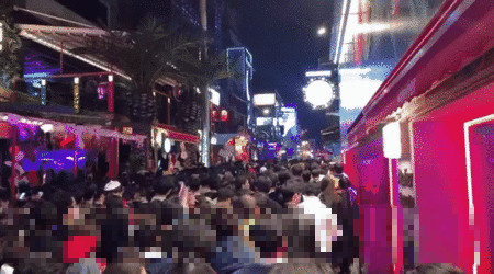 29일 저녁, 사고가 일어난 골목 바로 인근에 시민들이 집중적으로 몰려 움직이지 못한 채 서있다. /사진=김도엽 기자