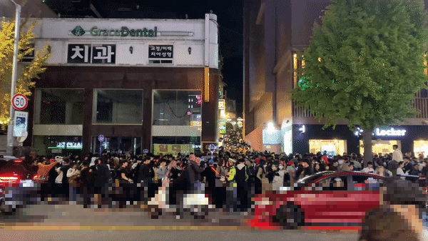 29일 밤, 이태원역 삼거리 일대에서 수많은 인파로 도로가 인도로 사용되고 있다. /사진=김도엽 기자