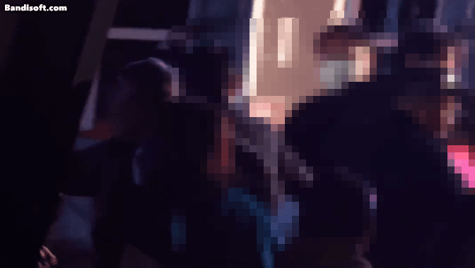 지난 10월 30일 제1회 테마파크 소풍 가을 대축제에서 이태원 참사로 인한 국가 애도 기간이라 노래를 부를 수 없다는 뜻을 전달했다가 무대 난입 관객에게 봉변을 당한 가수 이찬원 /영상=온라인 커뮤니티