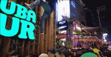 지난 10월 29일 밤 서울 용산구 이태원동에서 압사 참사가 발생하기 전 한 외국인이 인파가 몰린 거리를 피해 건물 외벽을 올라타는 모습 / 영상=온라인 커뮤니티