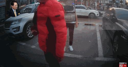 지난 22일 오후 5시쯤 경기도 이천시에 있는 한 외부 주차장에서 한 가족이 자리를 맡기 위해 서 있어 운전자가 차량을 대지 못하는 일이 벌어졌다./사진=유튜브 '한문철TV'