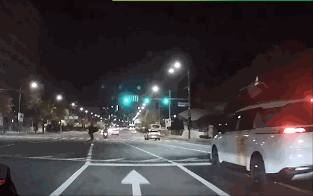 지난 2일 밤 12시쯤 서울 영등포구 6차선 도로에서 무단횡단을 하던 한 취객이 차량에 발길질을 하고 사이드미러를 주먹으로 내려치는 일이 벌어졌다./사진='한문철TV'