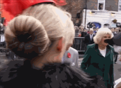 9일(현지 시간) 영국 노스요크셔주 요크의 남서쪽 성문 미클게이트 바 앞에서 한 대학생이 "이 나라는 노예의 피로 세워졌다"고 외치며 찰스 3세 국왕을 향해 달걀을 던졌다. / 영상=트위터