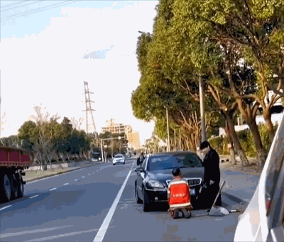 지난 7일 중국 저장성 닝보시에서 한 젊은 부부가 자신들이 타던 고급 승용차 쪽으로 쓰레기를 쓸었다는 이유로 환경미화원을 무릎 꿇리는 일이 발생했다./사진=웨이보