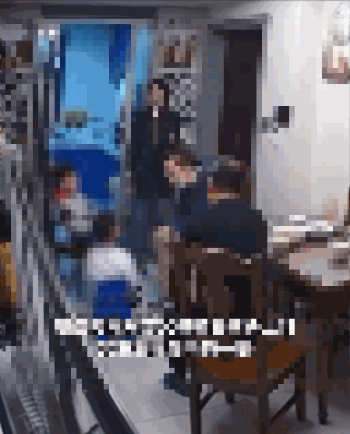 지난 5일 중국 난징시에 사는 루모씨(33)가 자신의 아들을 다치게 했다는 이유로 아들과 같은 유치원에 다니는 A군(5)의 집을 찾아가 뺨을 때리는 모습 / 영상=웨이보