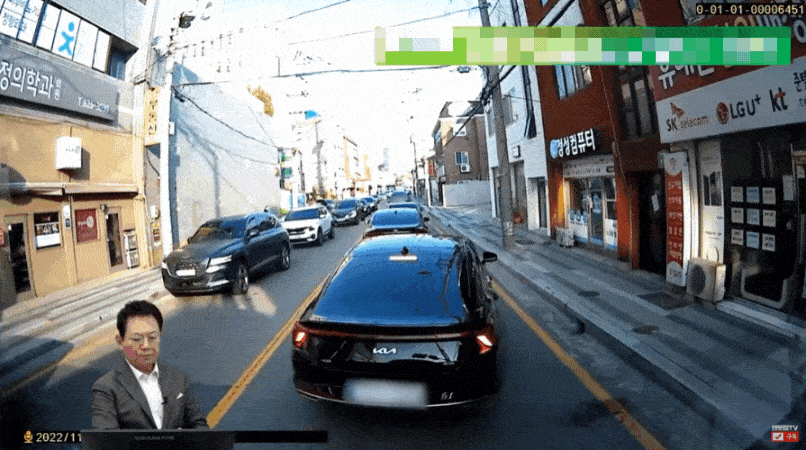 사이렌을 켠 사설 구급차가 병원이 아닌 인근 카페에 들린 모습 / 영상=유튜브 채널 '한문철TV'