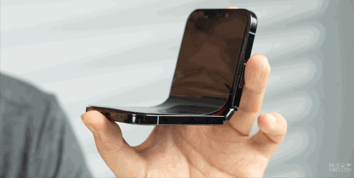 중국의 한 유튜버가 아이폰을 개조해 제작한 세계 최초의 '폴더블 아이폰'의 모습 / 영상=유튜브 채널 '커지메이쉐'(科技美?)