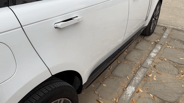  올 뉴 레인지로버 P530 오토바이오그래피 롱휠베이스 모델 발판. 문을 열면 차량 하단에서 자동으로 펼쳐진다/사진=이강준 기자