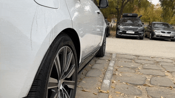  올 뉴 레인지로버 P530 오토바이오그래피 롱휠베이스 모델을 최대 차고로 높이는 모습. 최대 6cm까지 높아진다/사진=이강준 기자