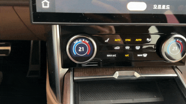  올 뉴 레인지로버 P530 오토바이오그래피 롱휠베이스 모델의 공조장치 작동 모습/사진=이강준 기자