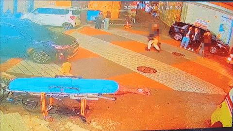 PC방에서 심정지 신고를 받고 출동한 경찰·소방관에 폭언과 폭행을 가해 체포된 50대 남성 A씨가 지난 20일 밤 10시15분쯤 지인인 50대 남녀 B·C씨와 소방 펌프차의 진로를 방해하고 있다. CCTV에 표시된 시간은 실제 시간과 다름./영상=독자 제공