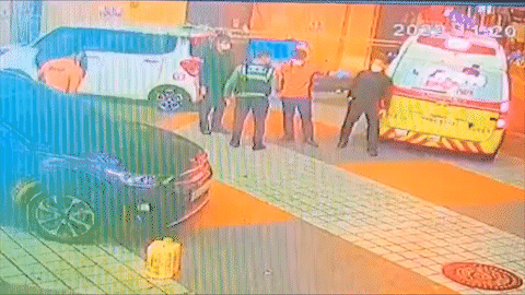 출동한 소방관이 현장에서 받은 피해를 20일 밤 10시30분쯤 경찰에 진술하는 모습./영상=독자 제공