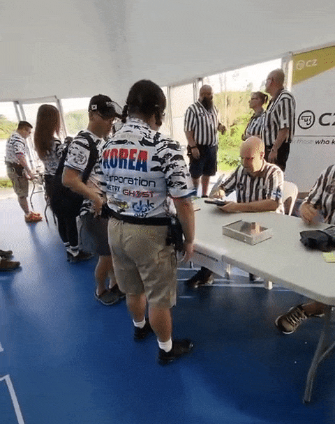 '2022 국제실용사격연맹(IPSC) 사격 대회'에 참가해 총기 검사를 받던 중 검사관의 행동을 악수로 오해해 총기 검사 대신 악수를 하는 개그우먼 김민경 / 영상=유튜브 채널 '맛있는 녀석들'