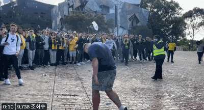 2022 카타르 월드컵 조별리그 D조 1차전에서 프랑스가 호주에 4대 1로 크게 이긴 뒤 호주 빅토리아주 멜버른 페어레이션 광장에서 호주 팬들이 프랑스 팬에게 페트병을 던지는 일이 벌어졌다./사진=트위터