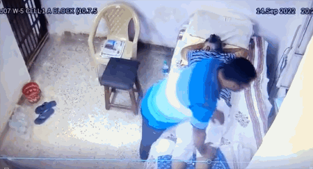 돈세탁 혐의로 지난 5월 수감된 사티엔다르 자인 인도 델리주 장관이 구치소에서 마사지를 받았다./사진=트위터