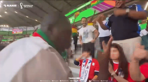 2022 국제축구연맹(FIFA) 카타르 월드컵 조별리그 H조 2차전 대한민국과 가나의 경기에서 후반 23분 모하메드 쿠두스(AFC 아약스)가 결승골을 터뜨리자 한국 여성 관중들을 상대로 포효하는 가나 남성 / 영상=트위터