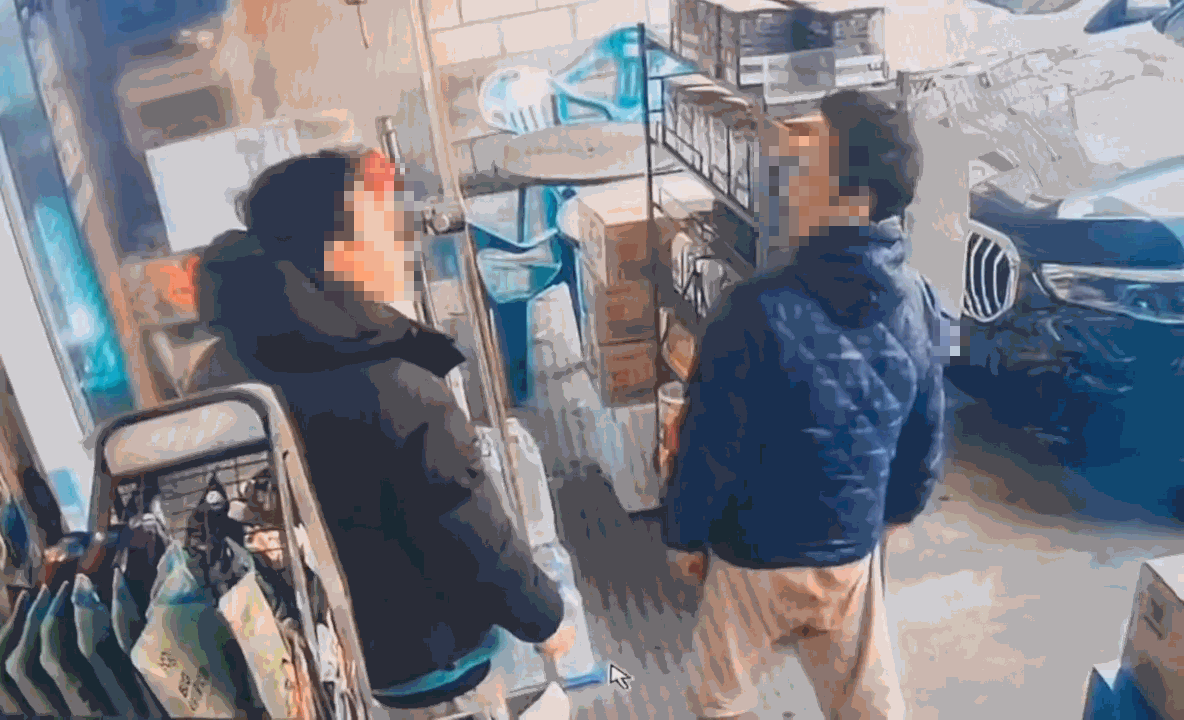 지난달 30일 오후 2시20분쯤 경기 하남시 덕풍동의 한 편의점. 같은 달 26일 이 편의점에서 절도 행각을 벌였다 달아난 40대 최모씨는 4일만에 다시 찾아와 행패를 부렸다./영상=독자 제공