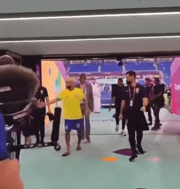 6일(한국시각) 카타르 도하의 974 스타디움에서 열린 월드컵 16강전 이후 이강인이 브라질의 네이마르와 유니폼을 교환한 후 네이마르에게 윙크했다. /사진= 텔레문도데포르테스 