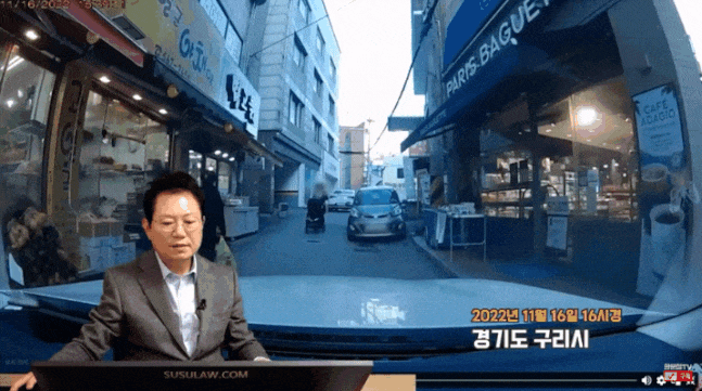 좁은길을 지나다 서 있던 모닝 차량과 가벼운 접촉 사고가 발생하는 상황. /사진=유튜브 한문철TV 