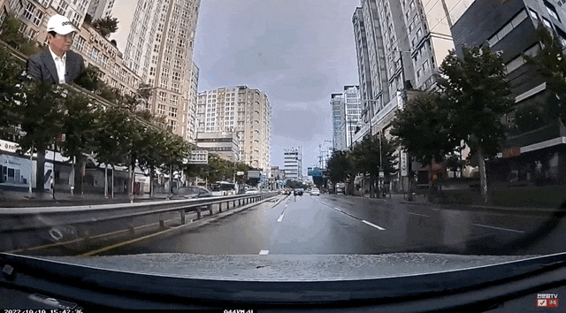 승객을 태운 택시 기사가 급발진이 의심되는 위험한 상황에서도 침착한 대처로 사고 없이 차를 정차시켰다. /사진=유튜브 한문철TV 