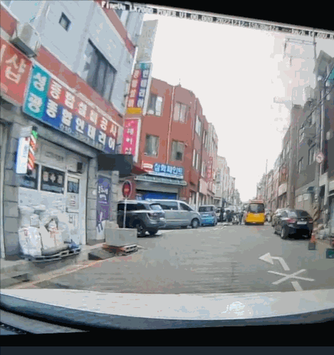 할아버지가 길에 폐지를 떨어트리자 달려가 함께 폐지를 주운 여중생들의 영상이 공개됐다./사진=보배드림 