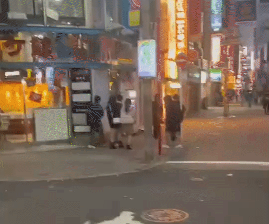 일본 도쿄 거리에서 여성 보행자만 골라 어깨를 치는 무차별 폭력을 행사한 남성이 경찰에 체포됐다. /ⓒ트위터 캡처