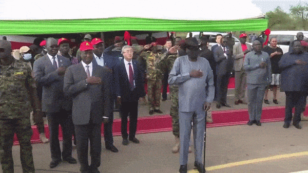 살바 키르 마야르디트(71) 남수단 대통령이 생방송 중 바지에 소변 실수를 하는 듯한 모습이 포착됐다. / 영상=트위터
