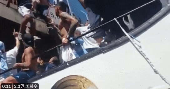 36년 만의 월드컵 우승을 이룬 아르헨티나 축구 국가대표팀 선수들의 귀국을 환영하는 행사에서 추락해 숨진 청년 / 영상=트위터